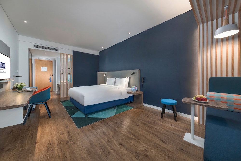 Standard Room, 1 King Bed - Photo 3