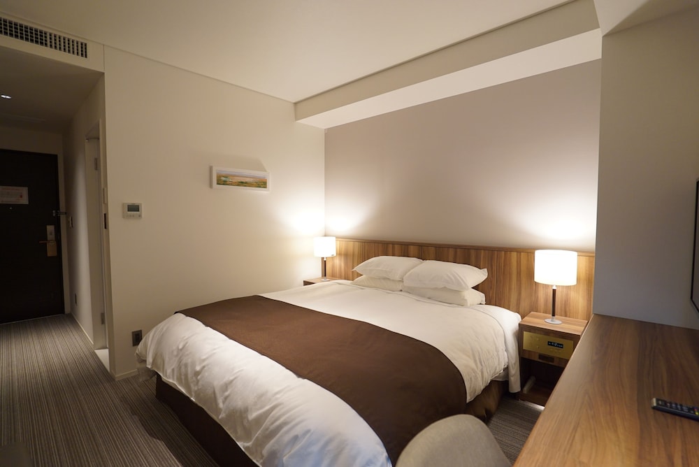 Basic Double Room, 1 King Bed, Non Smoking photo 3
