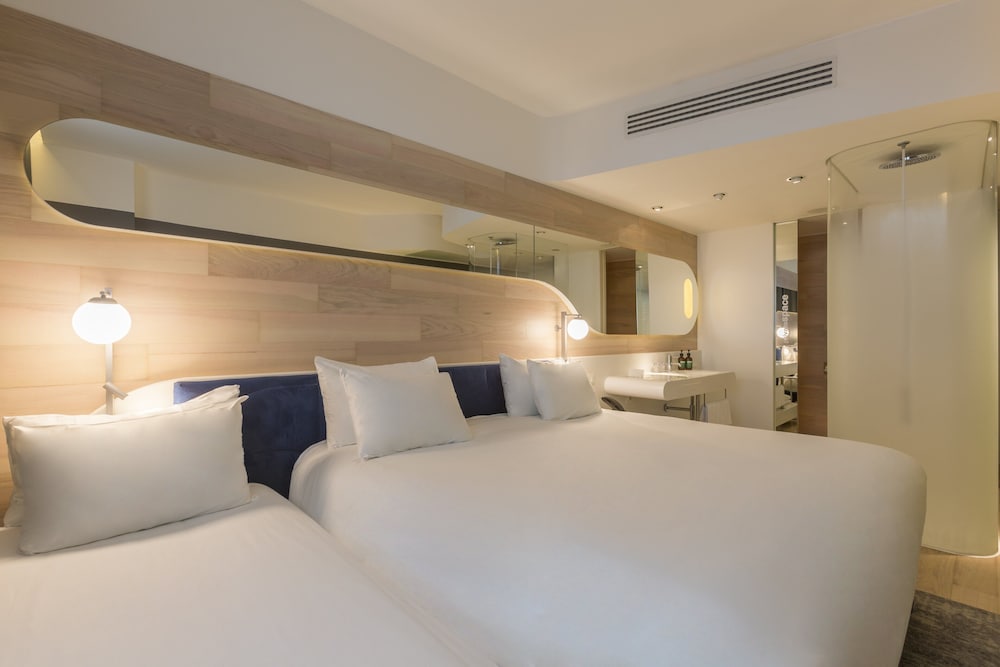 Standard Room, Multiple Beds thumbnail 6
