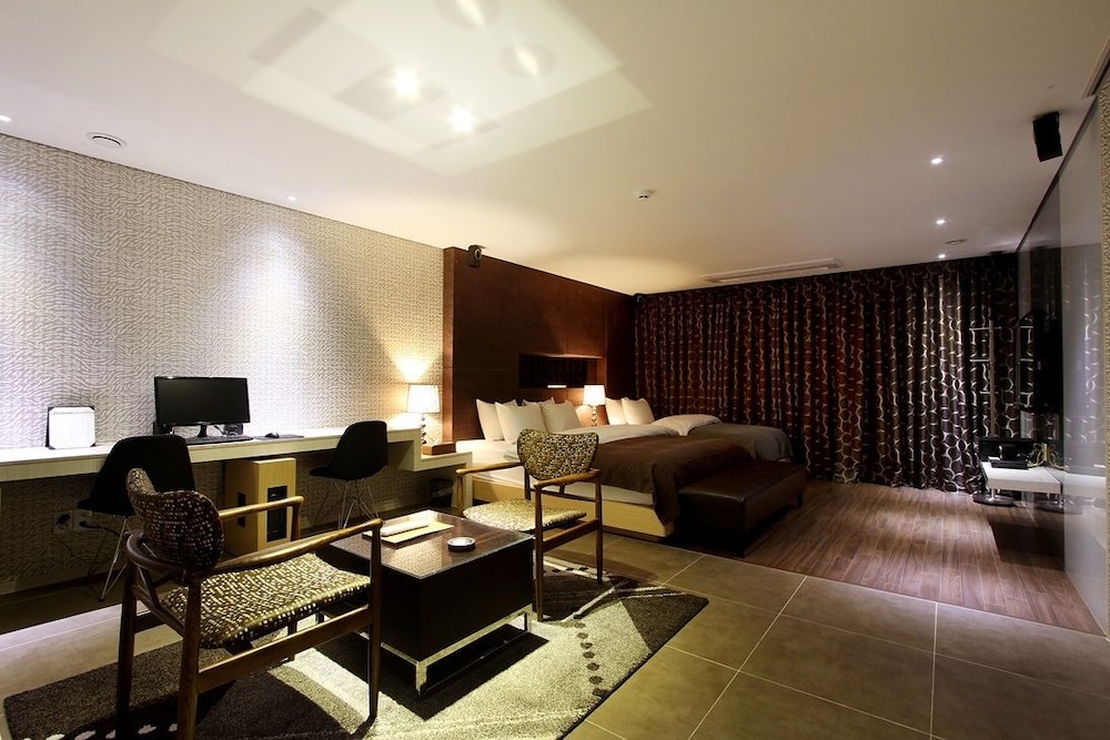Suite - Photo 12