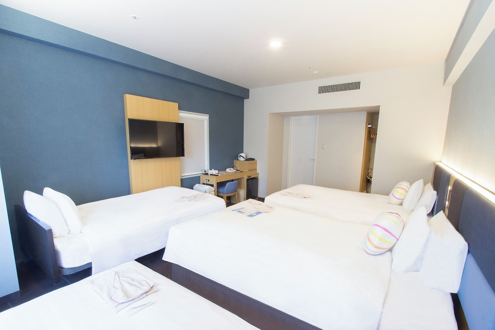 Forth Room with 2 single Beds, 1 Extra Bed and 1 Sofa Bed, Non-Smoking - Photo 4