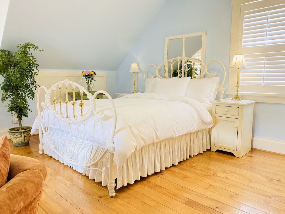Sleeping Beauty Room, 1st Floor (Stair Access Only) photo 2