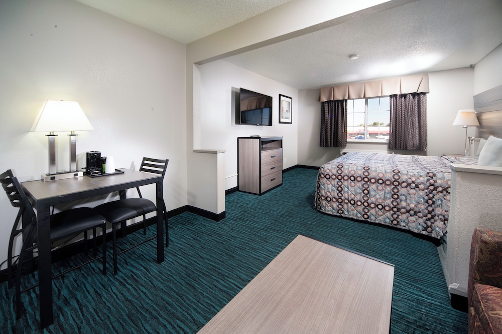 Suite, 1 King Bed with Sofa bed photo 2