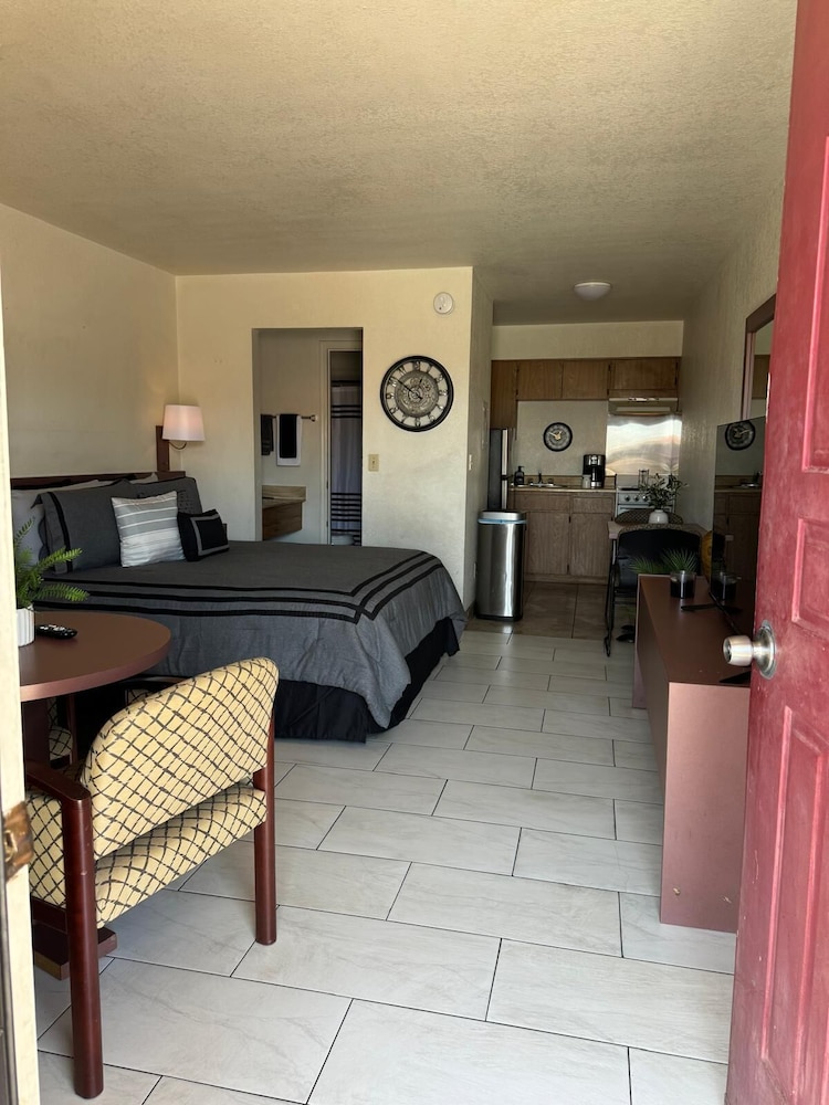 Room, Non Smoking, Kitchenette (Queen Bed)