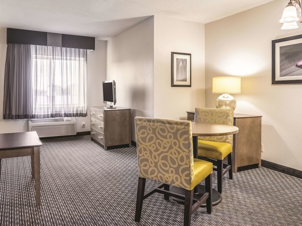 Deluxe Suite, 1 King Bed with Sofa bed, Non Smoking (2 Room) - Photo 1