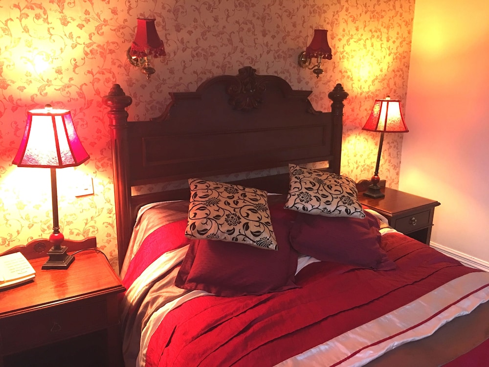 Classic Double Room, 1 King Bed, City View photo 2
