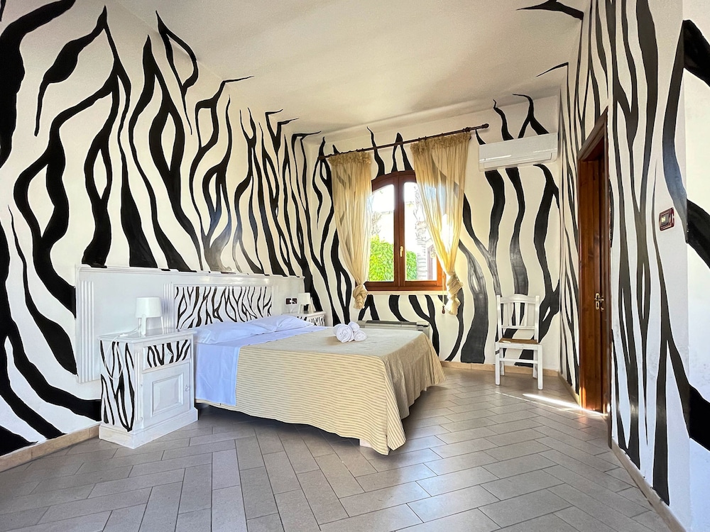 Signature Double Room, 1 Queen Bed, Patio (Mono 2 Adults)
