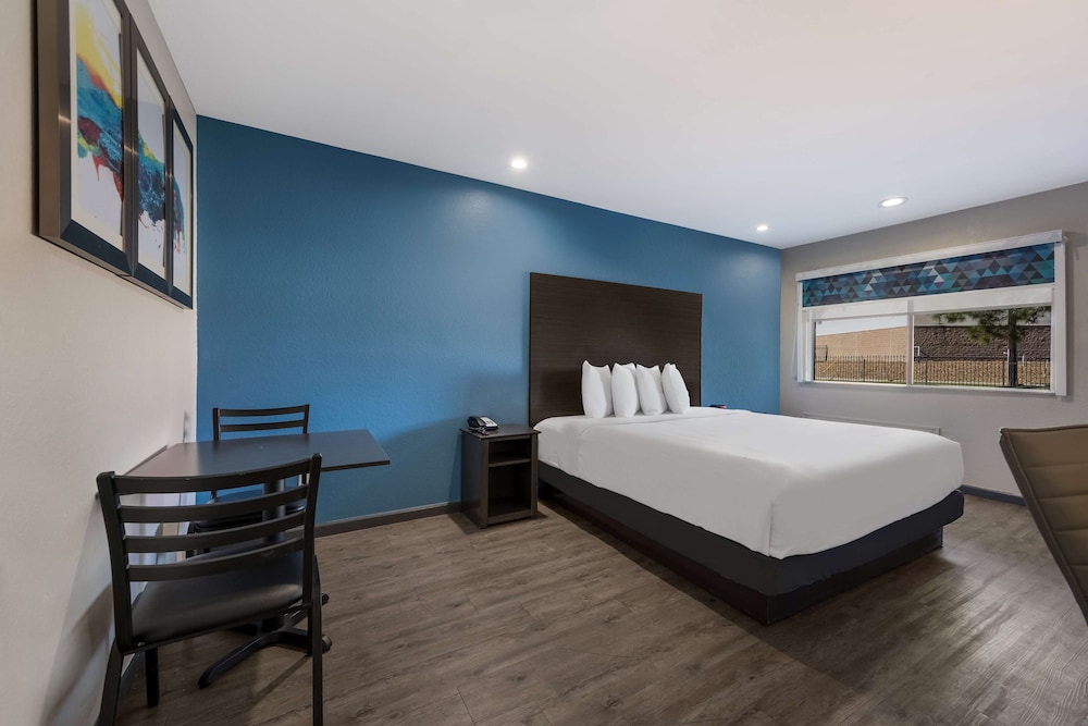 Standard Room, 1 King Bed, Accessible, Kitchenette photo 3