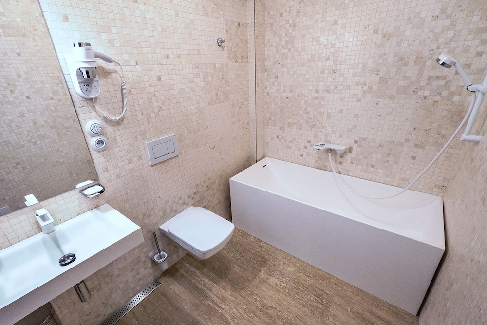 Suite (The Terrace Suite - 108) photo 2