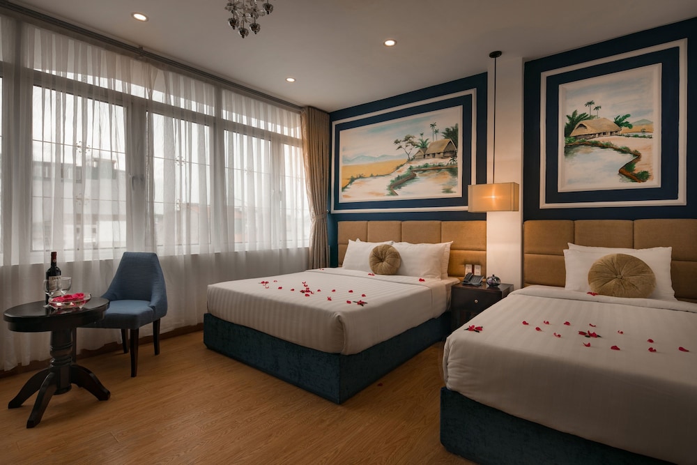 Family Triple Room, Bathtub, City View photo 3