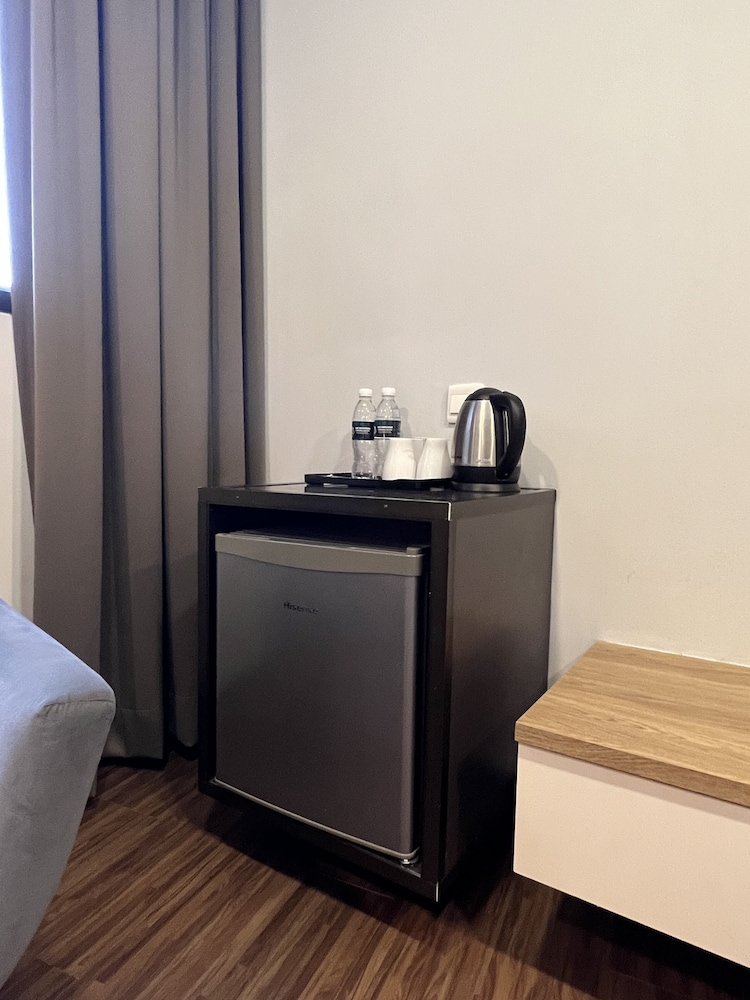 Superior Room, 1 King Bed, Non Smoking, Refrigerator - Photo 5