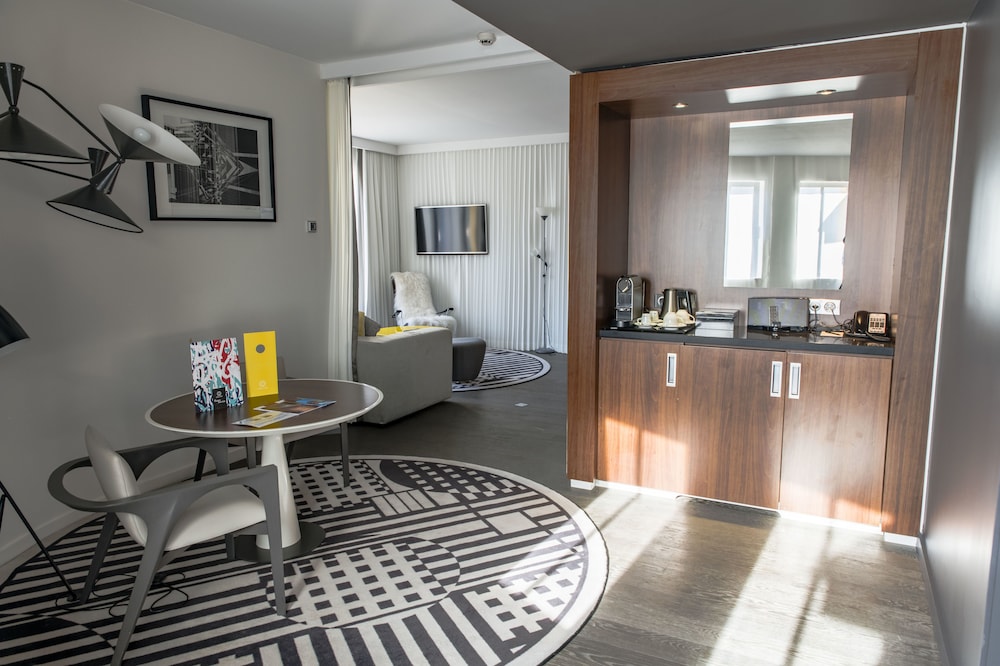 Suite, 1 Queen Bed (Lounge Area. Paris view) photo 3