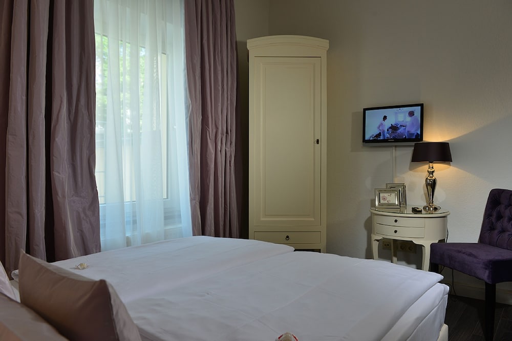 Basic Double or Twin Room - Photo 7