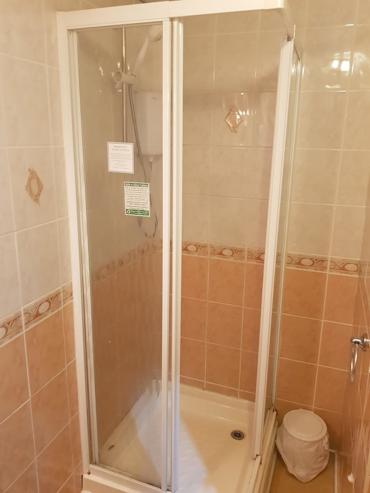 Basic Double Room, Ensuite - Photo 4