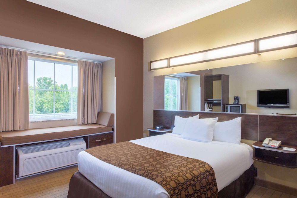 1 Queen Bed Non Smoking Room - Photo 1