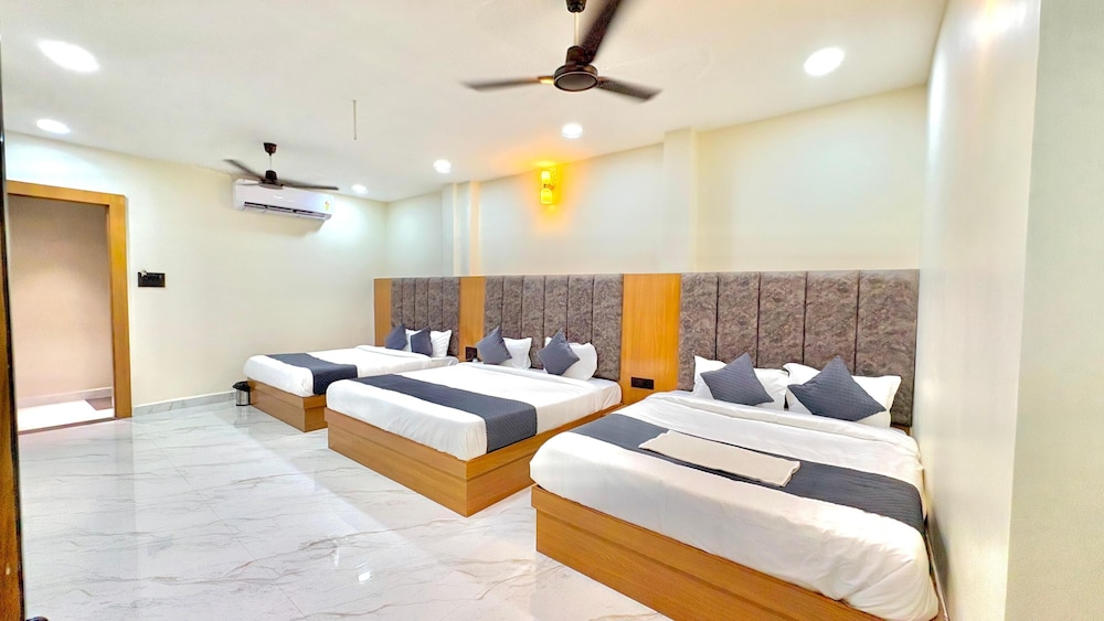 Standard Room, 1 King Bed, Non Smoking - Photo 3