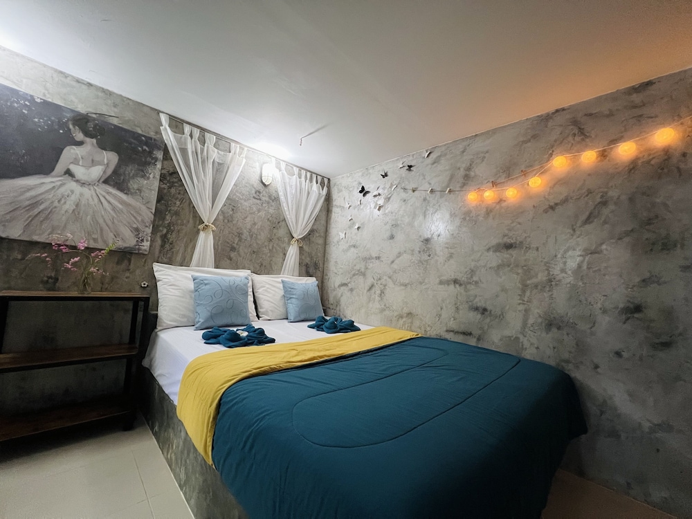 Deluxe Room, 1 Queen Bed - Photo 34