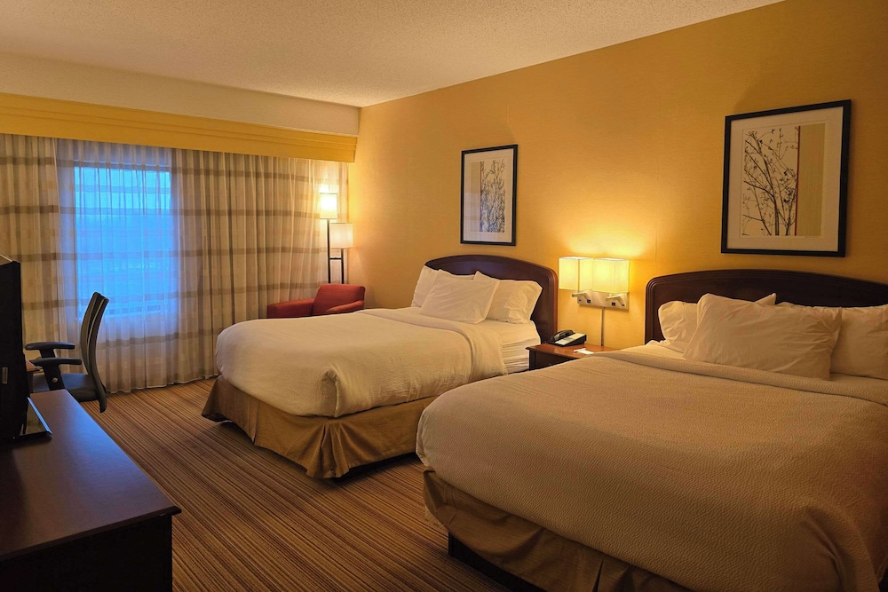 Standard Room, 2 Queen Beds, Non Smoking - Photo 9