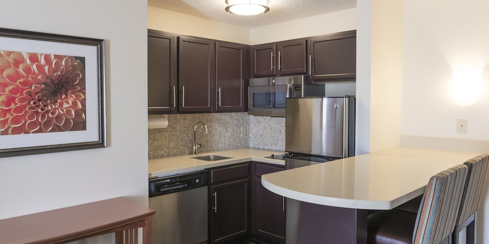 Suite, 1 Bedroom, Kitchen (2 Dbl, Living, Dining) - Photo 11