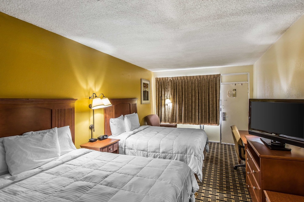 Standard Room, 2 Queen Beds - Photo 9