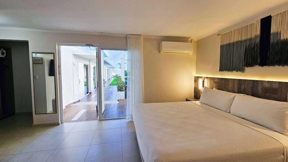 Standard Room, 1 King Bed, Non Smoking, Pool View