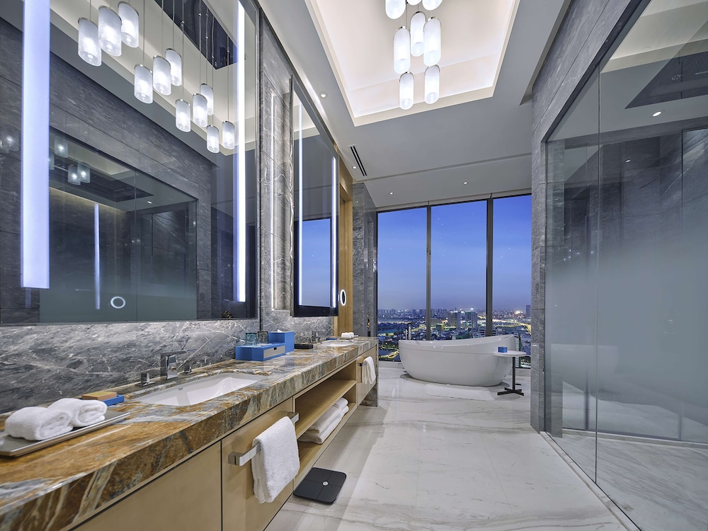 Ambassador Suite thumbnail 6