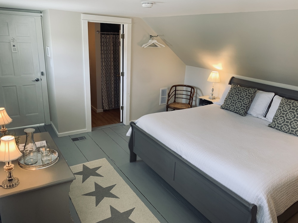Room, 1 King Bed (Upstairs) photo 2