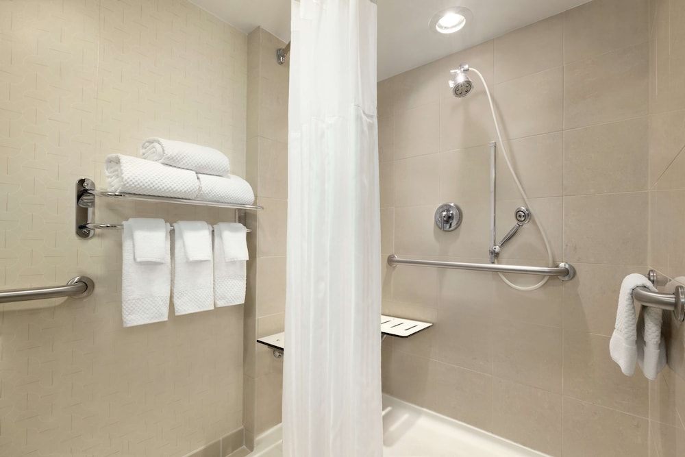 Junior Suite, 1 King Bed, Accessible, Non Smoking - Photo 6