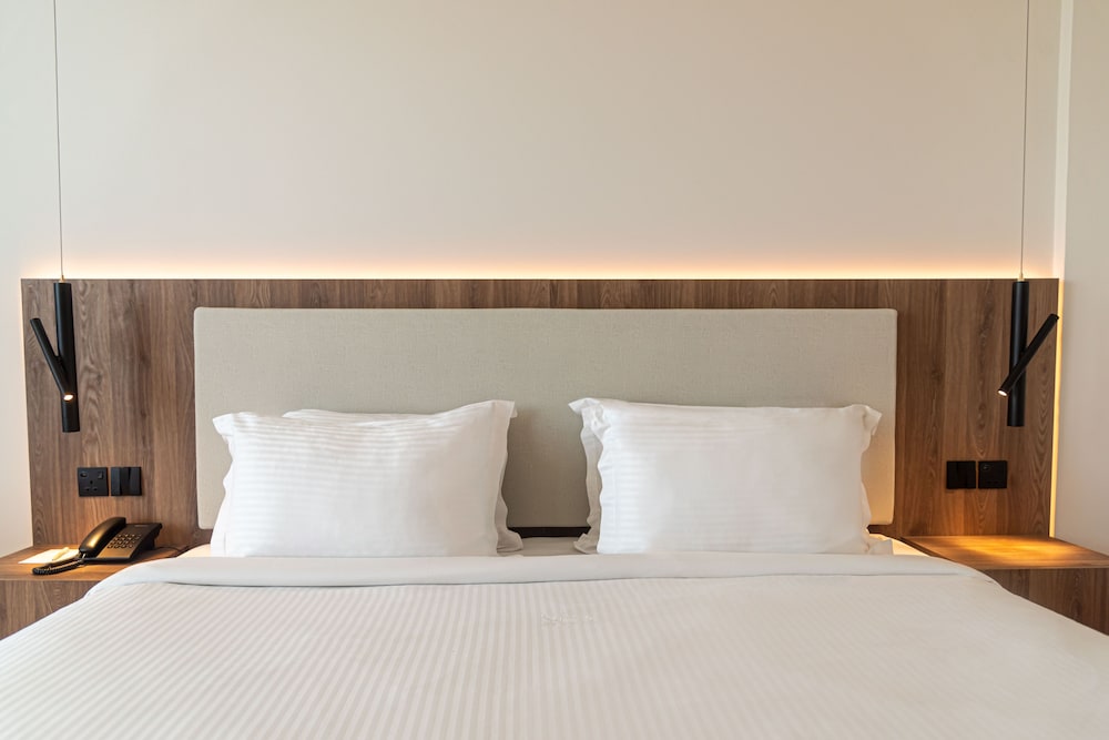 Superior Room, 1 King Bed, City View - Photo 4
