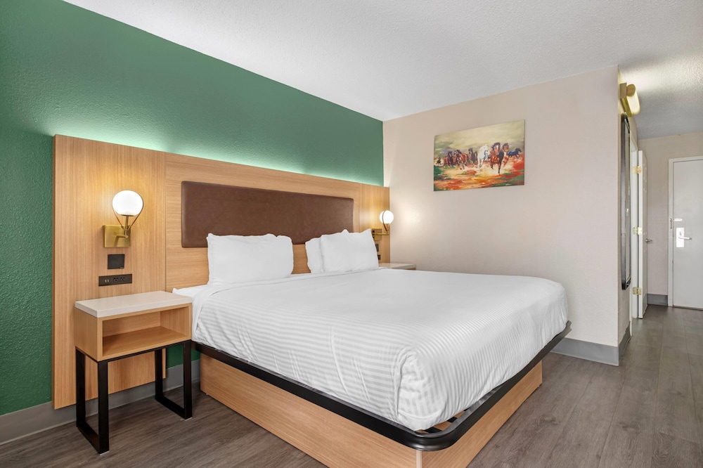 Room, 1 King Bed, Mobility Accessible, Non Smoking (Mobility, Bathtub W/grab Bars)
