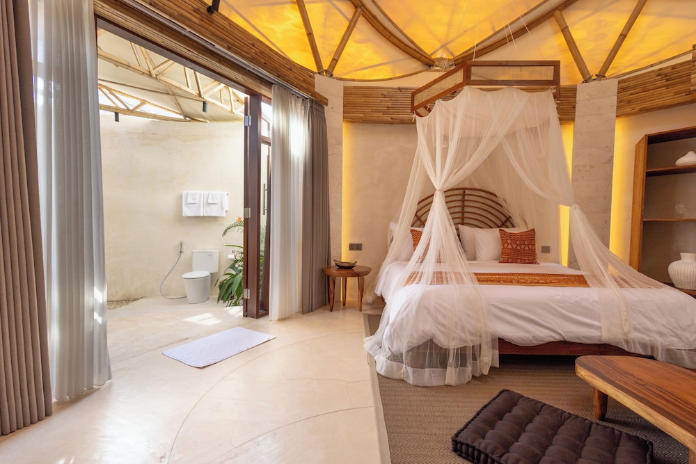 Suite, 1 King Bed, Pool View