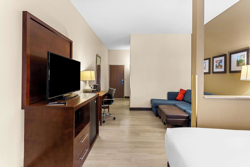 Suite, Accessible - Photo 5