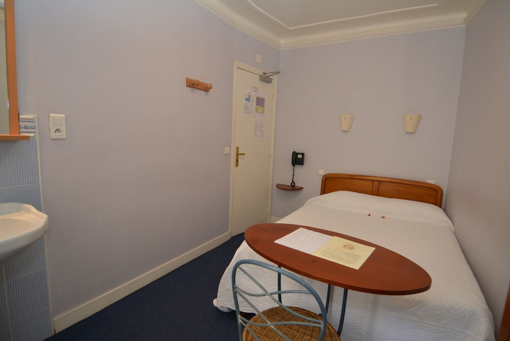 Single room with washbasin (Shared Shower for a fee, Shared WC) photo 3