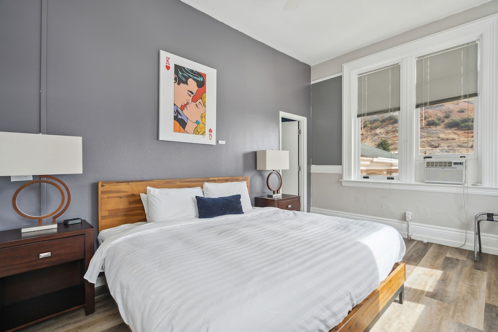 Suite 201 (Pet Friendly) photo 2