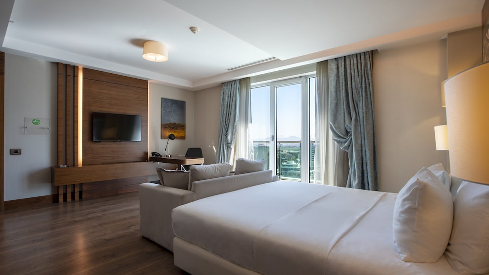 Suite, 1 King Bed, Smoking, Jetted Tub photo 1