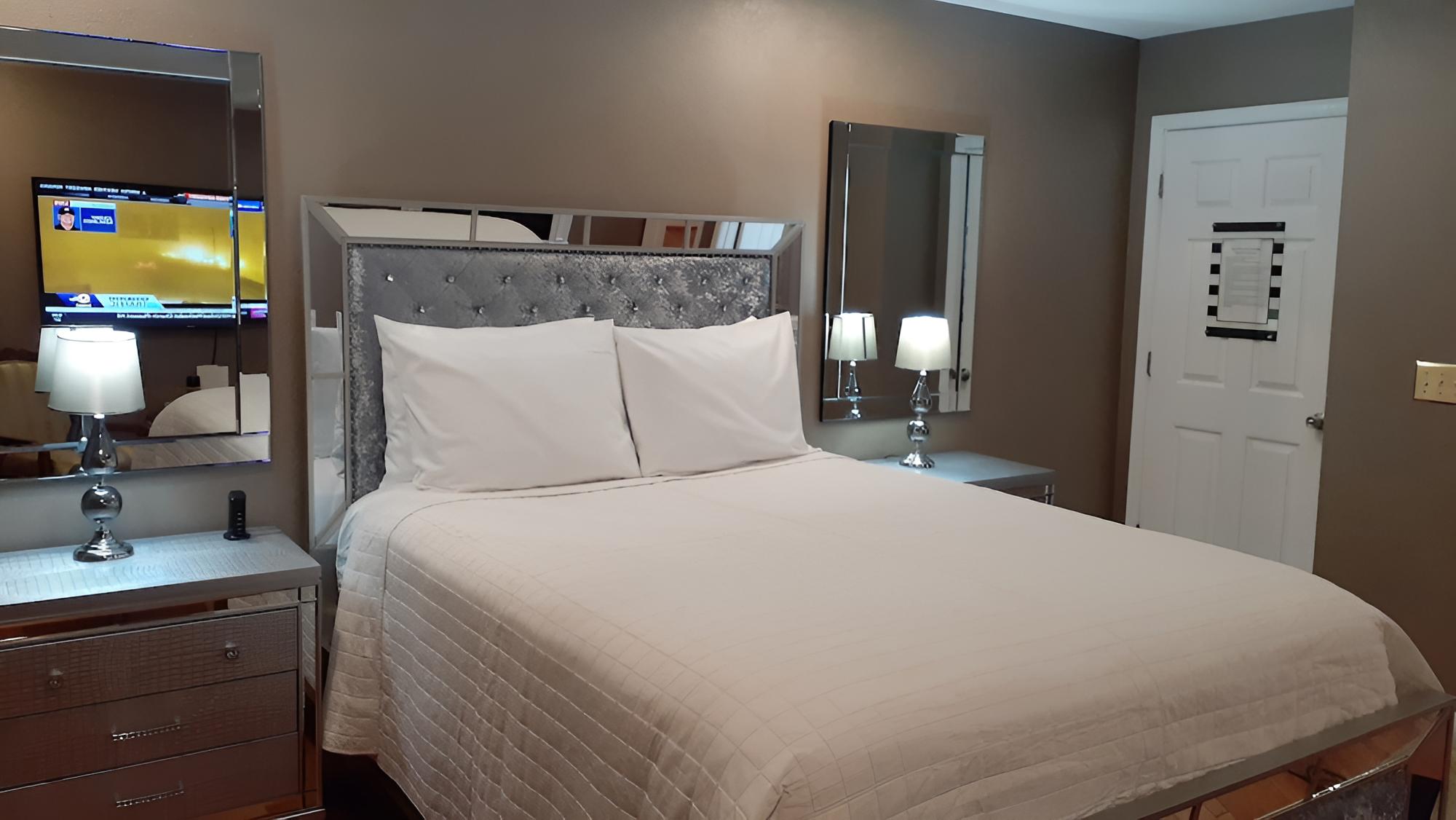 Standard Room, 1 Queen Bed, Private Bathroom, City View (Chayil)