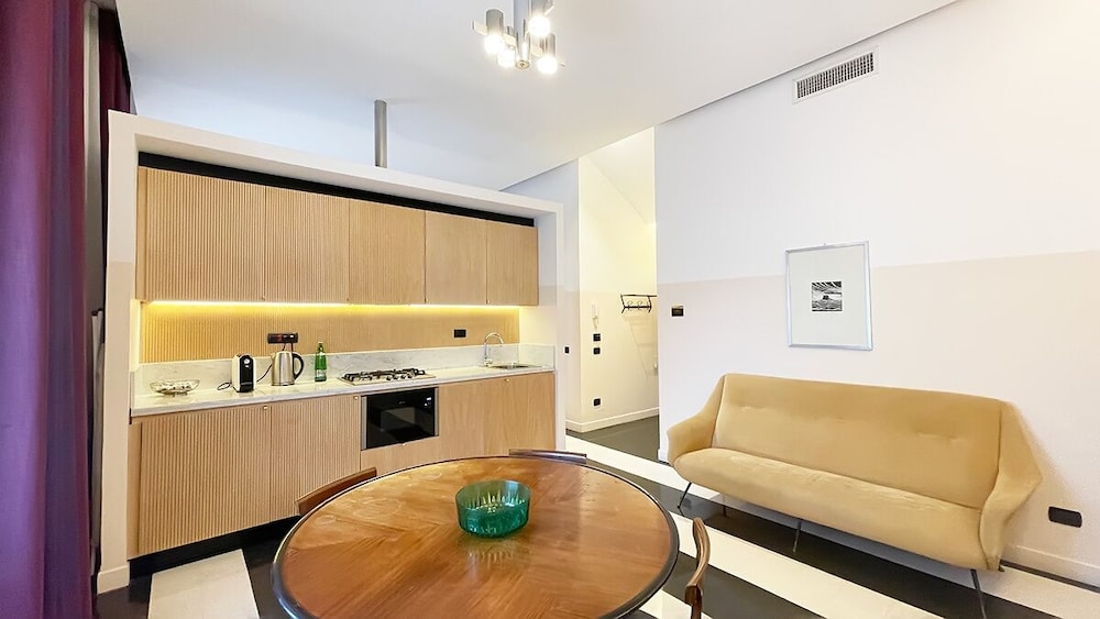 Business Apartment, 1 King Bed, Non Smoking, Housekeeping (4.3) photo 3