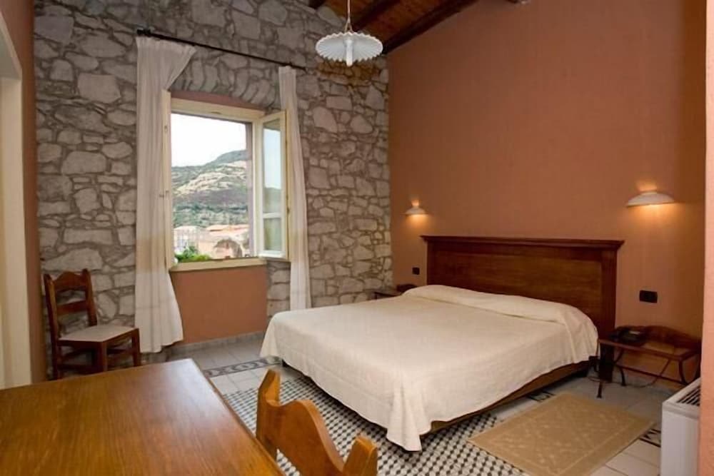Classic Double Room, 1 Double or 2 Twin Beds, River View photo 3