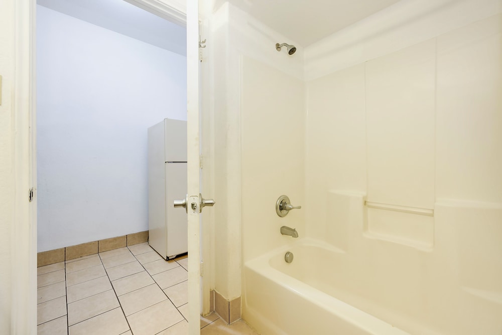 2 Queen Beds with Kitchenette Non-Smoking - Photo 9