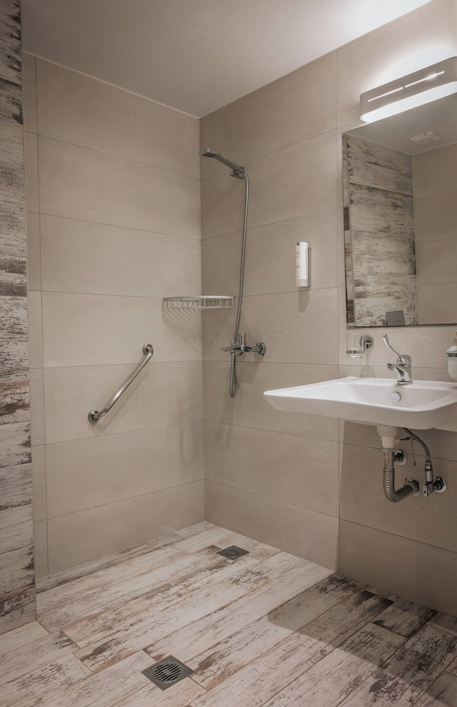 Standard Triple Room - Photo 11