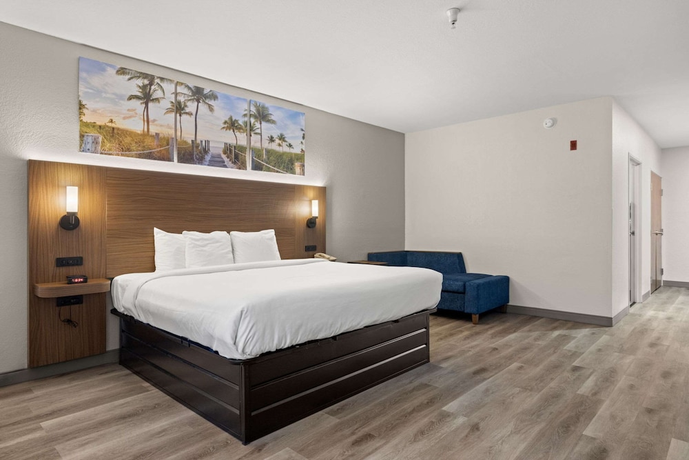 Suite, 1 King Bed with Sofa bed, Non Smoking - Photo 1