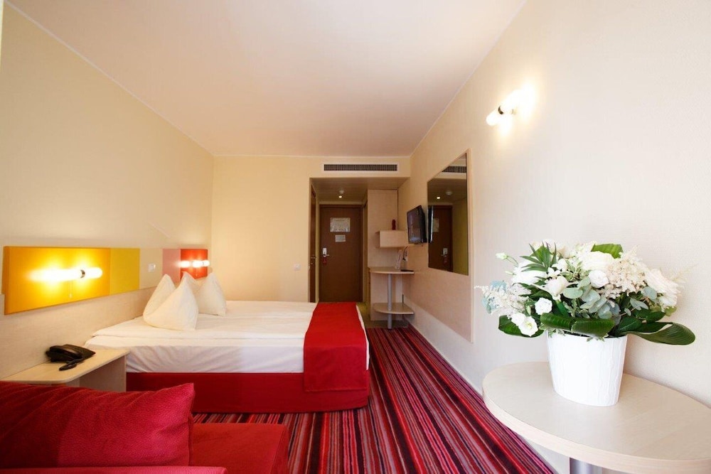 Standard Room, Queen Bed, Without Sea-View, Air-Condition, Balcony, Nonsmoking