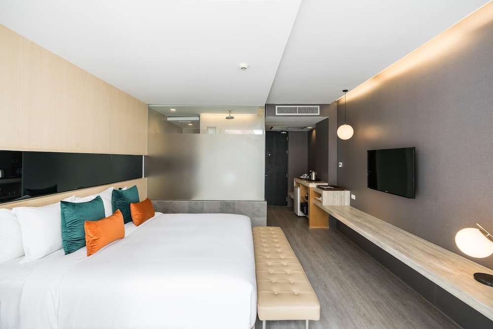 Deluxe Room - Photo 17