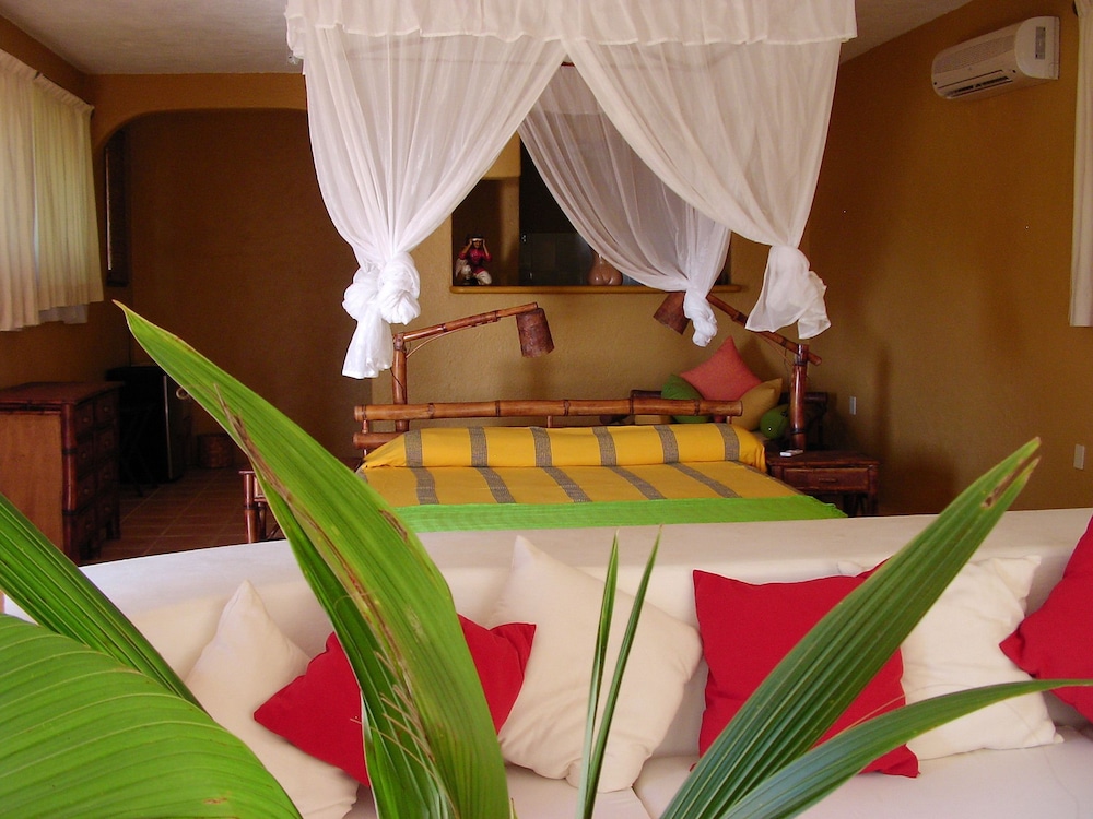 Deluxe Suite, 1 King Bed, Pool View photo 1