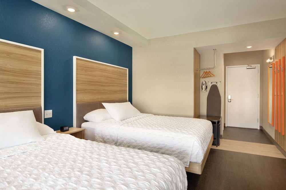 Room, 2 Queen Beds photo 2
