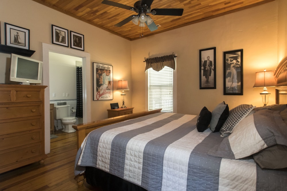 Movie Galley Suite, 1 King Bed and 1 Queen Sofa Bed, Patio photo 2