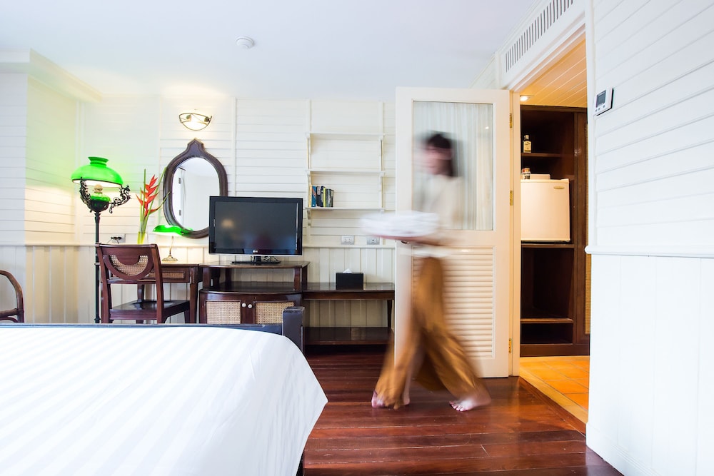 Deluxe King Bed Room photo 2