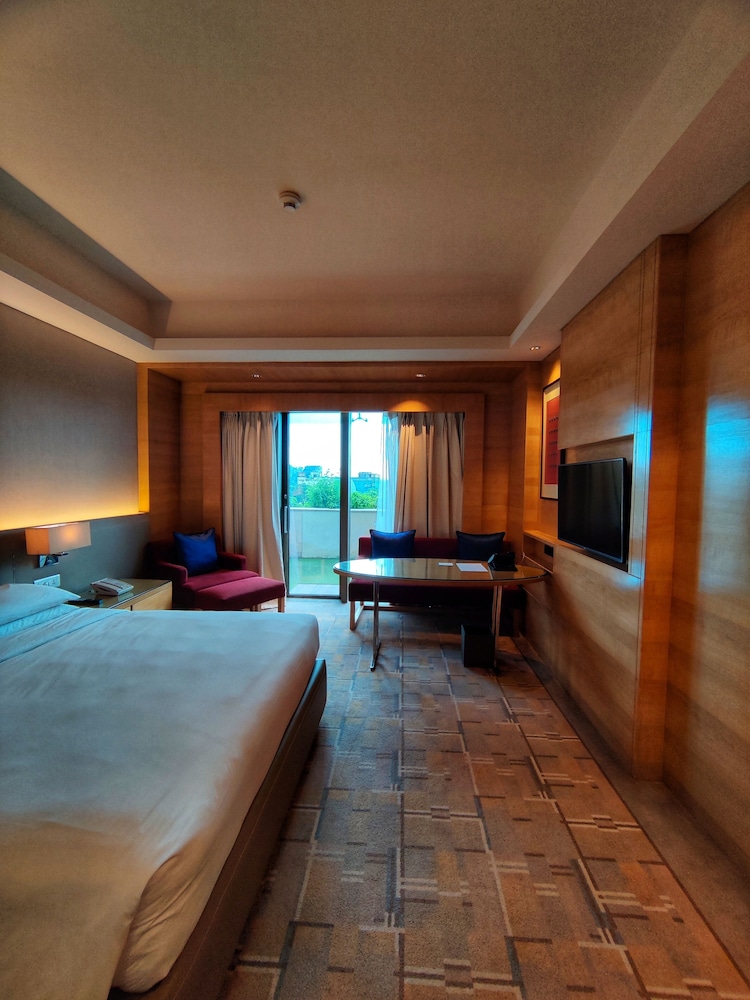 Regency Room with Balcony & Lounge Access-Pool View photo 3