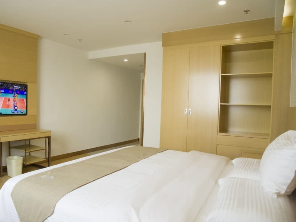 Classic Room, 1 King Bed photo 1
