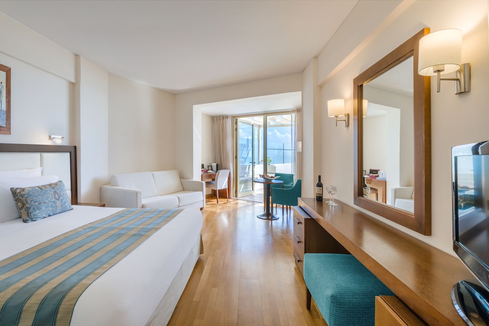 Junior Suite, Partial Sea View